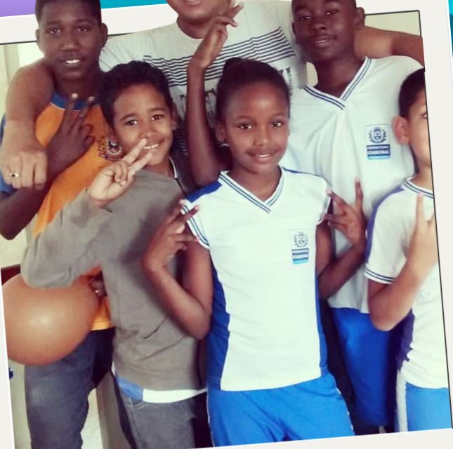 Jhon jovem com crianças da escola