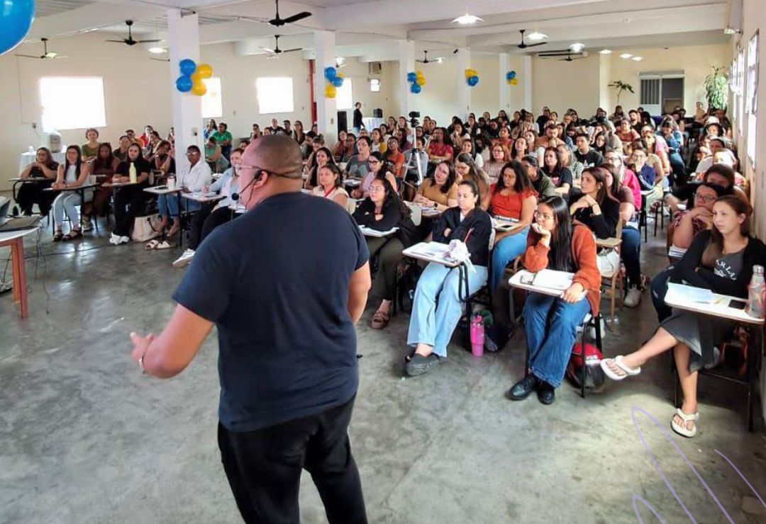 Prof. Jhon Teles dando aula para uma sala cheia de alunos