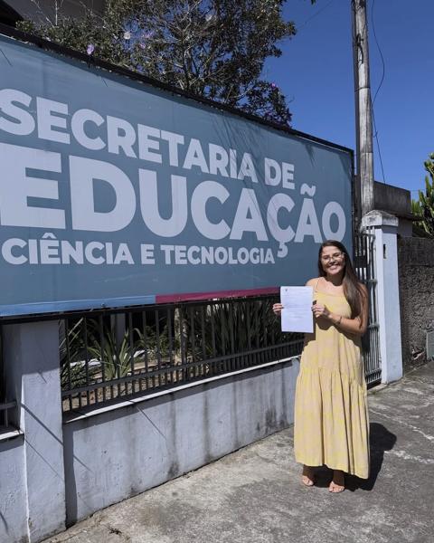 Aluno do Canetadas assinando o termo de posse
