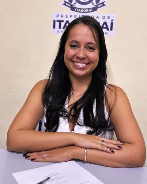 Aluno do Canetadas assinando o termo de posse