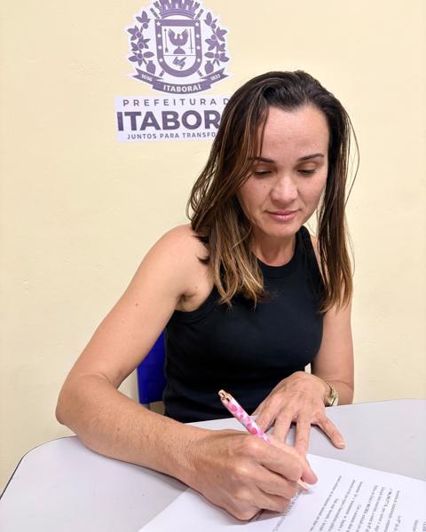 Aluno do Canetadas assinando o termo de posse