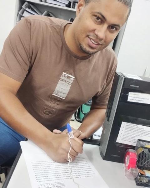 Aluno do Canetadas assinando o termo de posse