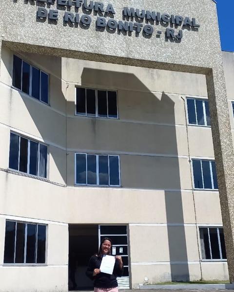 Aluno do Canetadas assinando o termo de posse