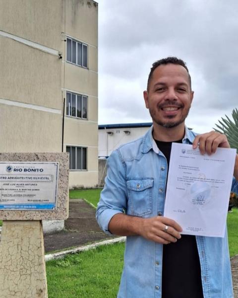 Aluno do Canetadas assinando o termo de posse
