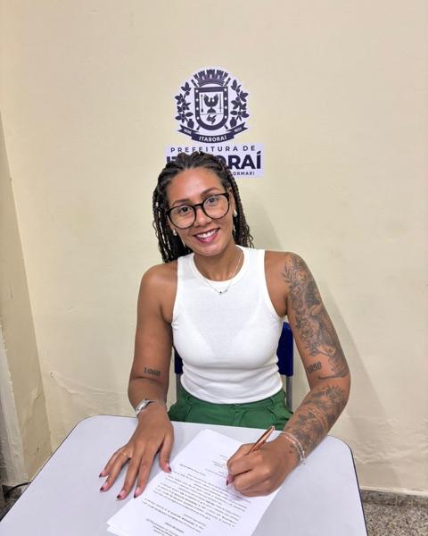 Aluno do Canetadas assinando o termo de posse