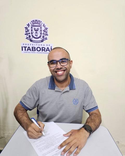 Aluno do Canetadas assinando o termo de posse