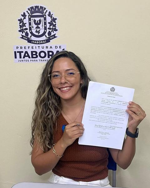 Aluno do Canetadas assinando o termo de posse