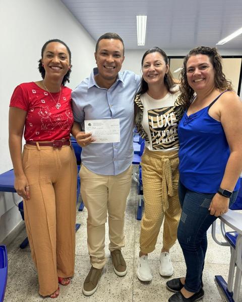 Aluno do Canetadas assinando o termo de posse