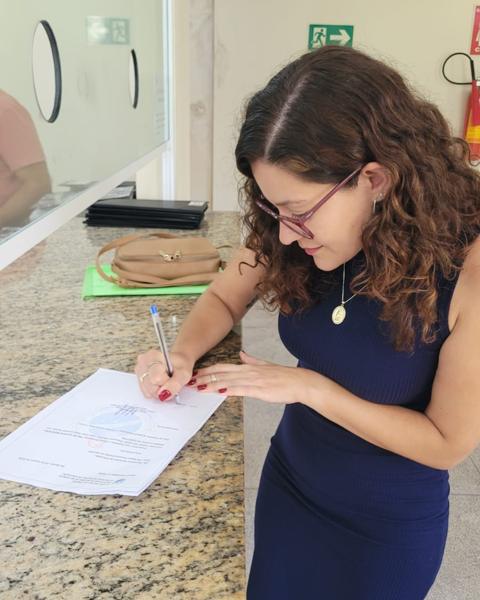 Aluno do Canetadas assinando o termo de posse