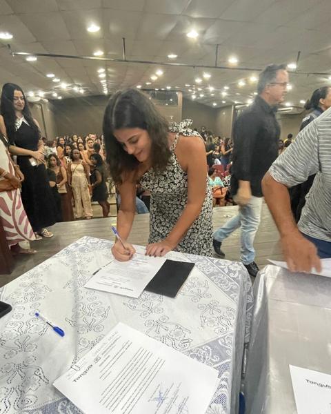 Aluno do Canetadas assinando o termo de posse